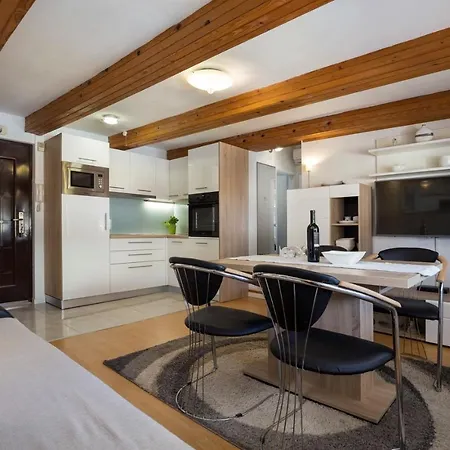 Apartment Akvileia *